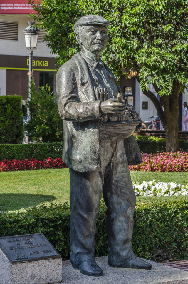 Albacete 11 - plaza del Altozano - monumento al Cuchillero.jpg